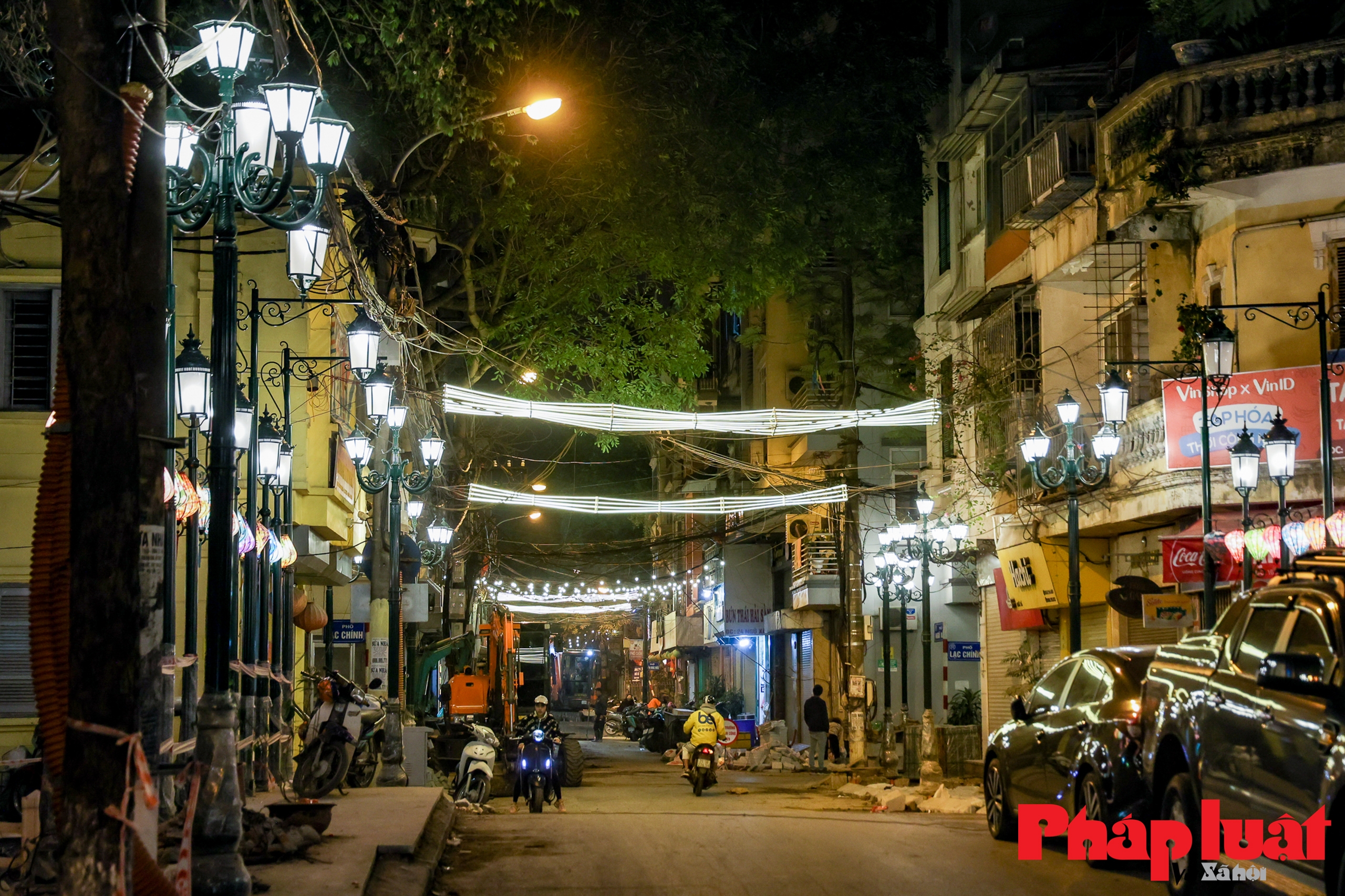 Hà Nội: Xuyên đêm thi công phố đi bộ ven hồ Trúc Bạch