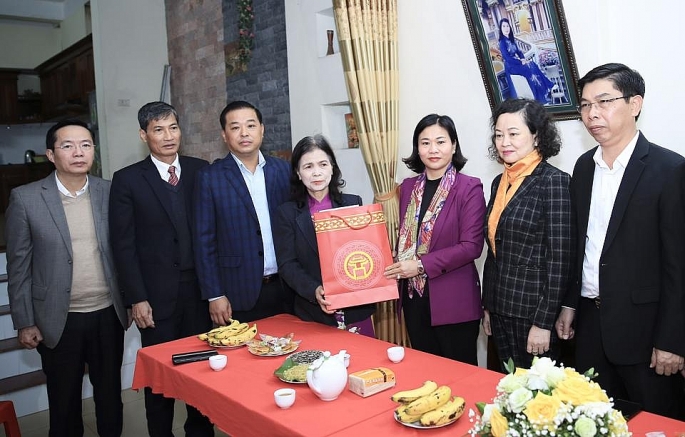 Phó Bí thư Thường trực Thành ủy Nguyễn Thị Tuyến cùng các đồng chí lãnh đạo thành phố trao quà tặng gia đình bà Nguyễn Thị Thắng