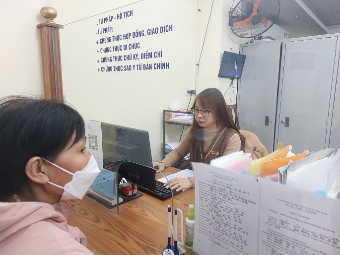 Chị Nguyễn Thị Nguyệt, công chức Tư pháp – Hộ tịch hỗ trợ công dân làm hồ sơ