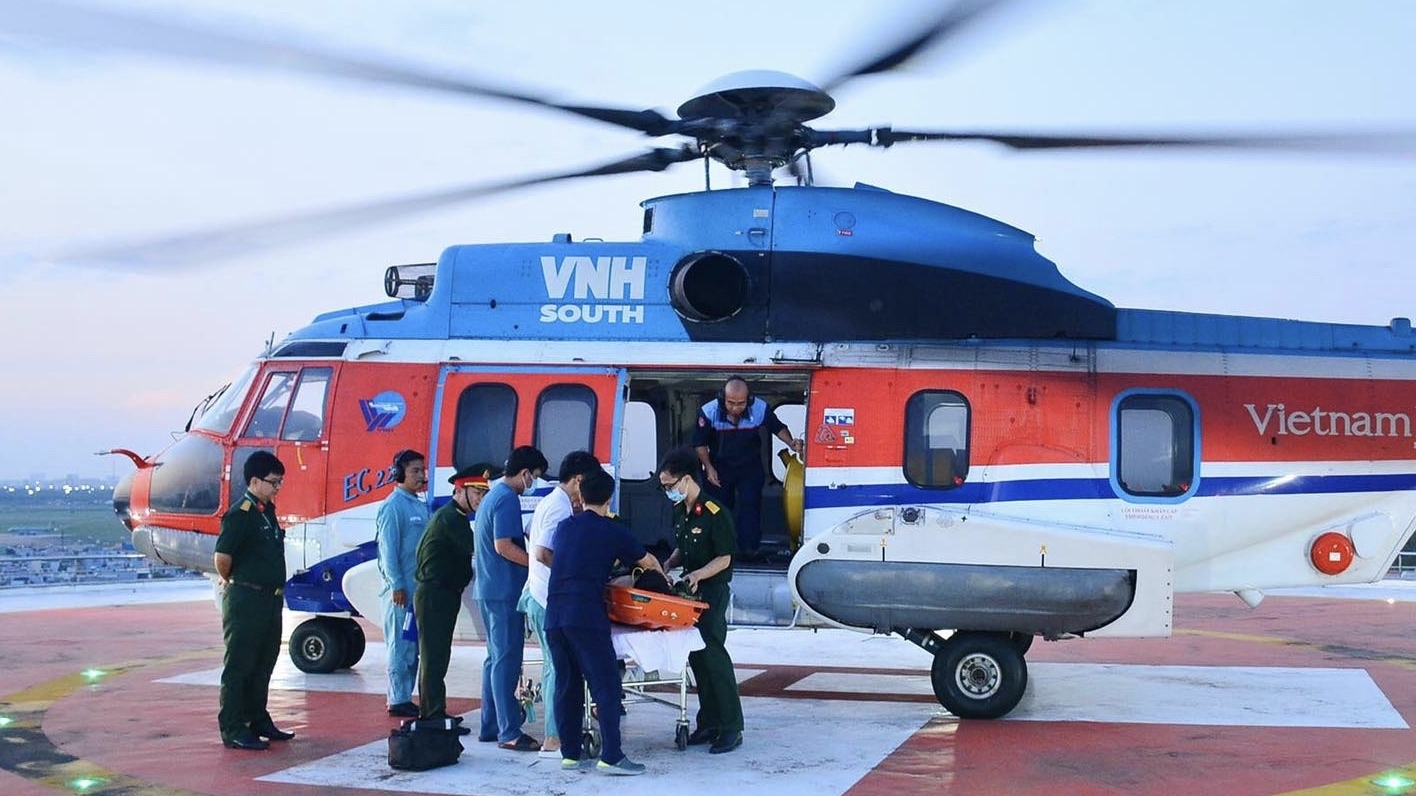 Trực thăng kịp thời vận chuyển bệnh nhân chảy máu nguy kịch về đất liền cấp cứu