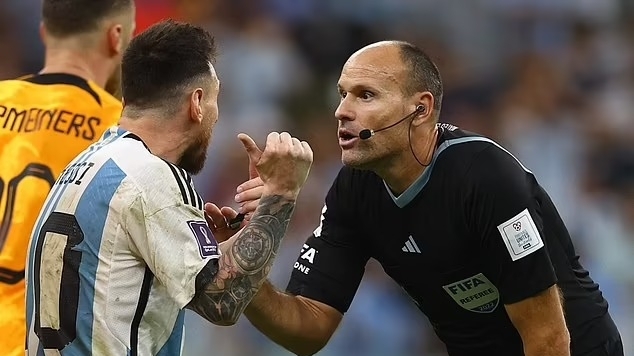 Trọng tài bắt chính trận Argentina - Hà Lan bị "treo còi"
