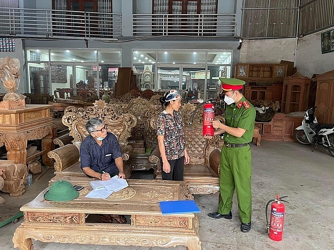 Rà soát, kiểm tra, đồng thời hướng dẫn chủ cơ sở thực hiện các biện pháp đảm bảo an toàn PCCC ở làng nghề sản xuất đồ gỗ tại huyện Thạch Thất.