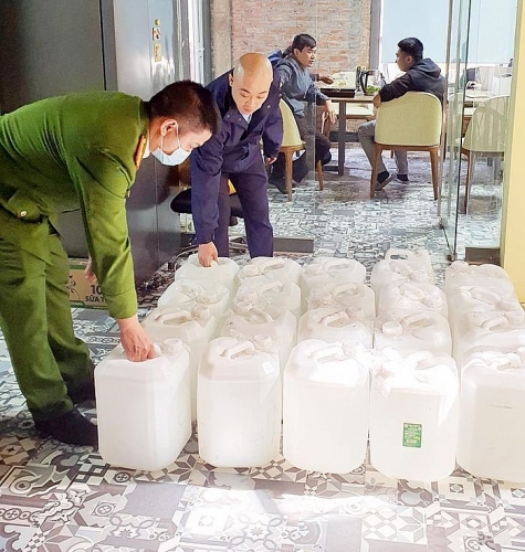 Hà Nội: Phát hiện hơn 500 lít rượu thủ công không rõ nguồn gốc, xuất xứ