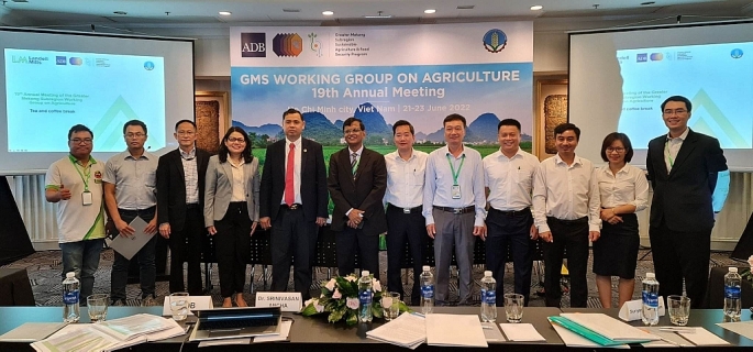 Anh Đặng Dương Minh Hoàng - chủ trang trại Thiên Nông (bìa trái) tại Phiên họp thường niên của các nhóm làm việc của ADB về nông nghiệp tại khu vực Tiểu vùng sông Mekong lần thứ 19 do Ngân hàng Châu Á - ADB tổ chức 