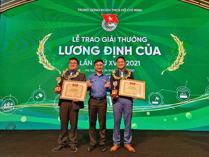 Anh Đặng Dương Minh Hoàng - chủ trang trại Thiên Nông (bìa trái) và cựu Bí thư Tỉnh Đoàn Bình Phước Trần Quốc Duy (chính giữa) tại Lễ trao Giải thưởng Lương Định Của năm 2021.
