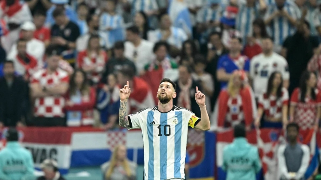 Messi của Argentina ăn mừng khi ghi bàn thắng đầu tiên cho đội của anh ấy từ chấm phạt đền trong trận bán kết World Cup giữa Argentina và Croatia tại Qatar vào ngày 13 tháng 12 năm 2022.