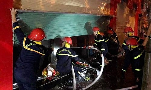 Nghệ An: Cháy lớn tại siêu thị điện máy trong đêm