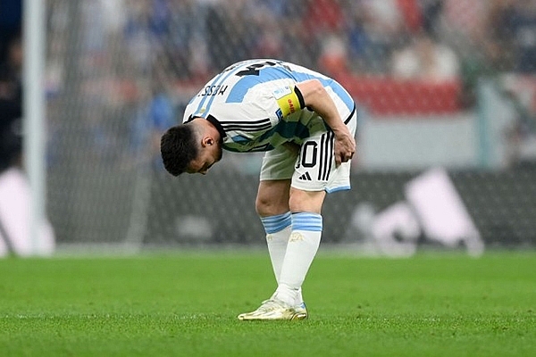 Nghi vấn Messi dính chấn thương đùi sau trận bán kết