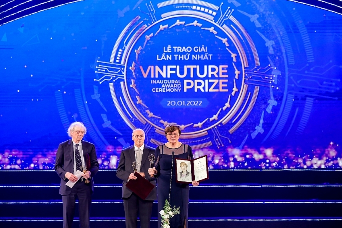 Tiến sĩ Katalin Kariko – nhà khoa học từng giành Giải thưởng Chính VinFuture mùa đầu tiên đánh giá, chủ đề “Hồi sinh và Tái thiết” năm nay rất ý nghĩa và thiết thực.