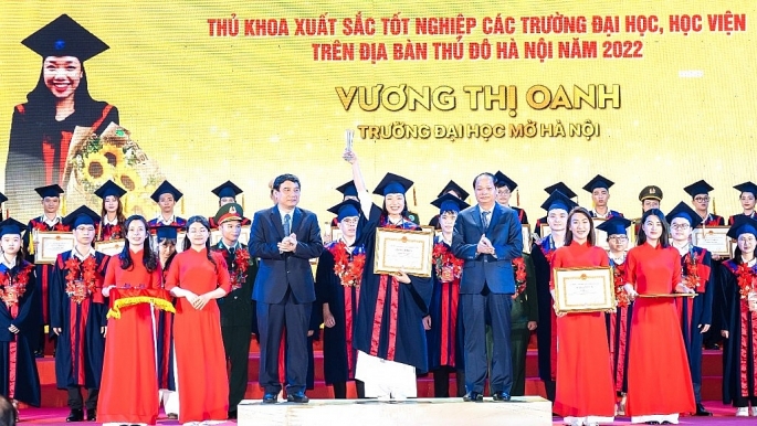Thủ khoa Vương Thị Oanh, sinh viên trường ĐH Mở Hà Nội. Ảnh: Thành đoàn Hà Nội