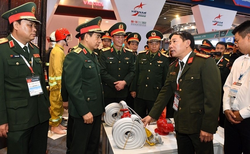 Đại tướng Phan Văn Giang tham quan Triển lãm Quốc phòng quốc tế Việt Nam 2022. Ảnh: Ngô Trung/báo QĐND