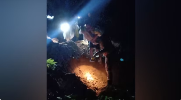 Lính cứu hỏa Malaysia tìm kiếm nạn nhân trong trận lở đất 