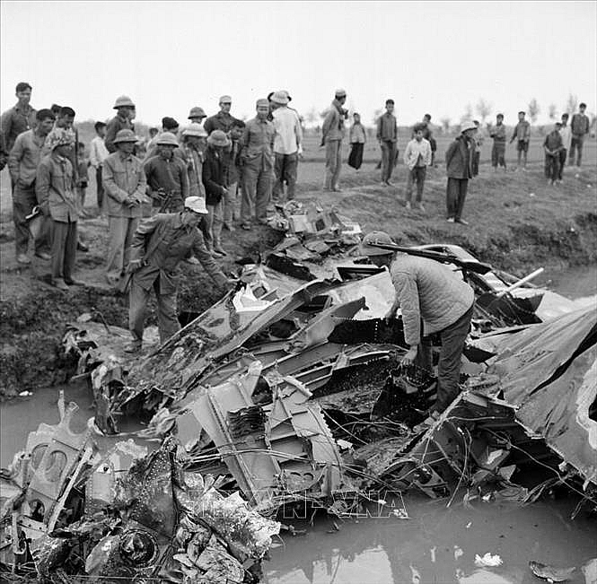 Chiếc máy bay B-52 đầu tiên bị Tiểu đoàn 59, Trung đoàn Tên lửa 261 bắn rơi trên cánh đồng Chuôm, xã Phù Lỗ, huyện Đông Anh (Hà Nội) vào 20 giờ 13 đêm 18/12/1972. (Ảnh: Tư liệu TTXVN)