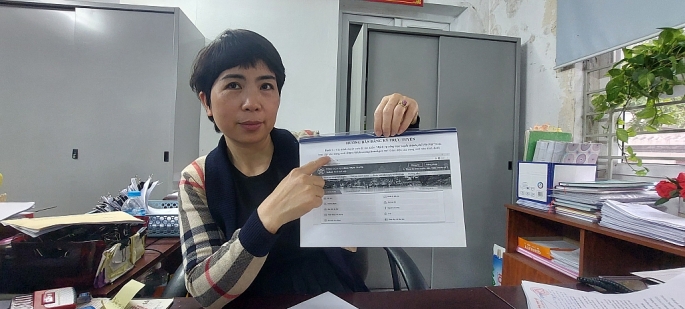 Chị Kiều Hoa chia sẻ về việc phường đã in hướng dẫn đăng ký trực tuyến trên dịch vụ công giúp công dân thao tác dễ hơn