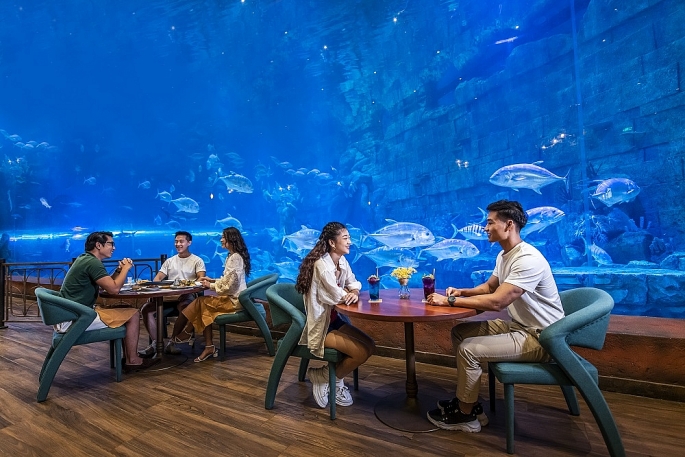 Nhà hàng Deepsea bên cạnh bể cá mập khổng lồ tại VinWonders Phú Quốc