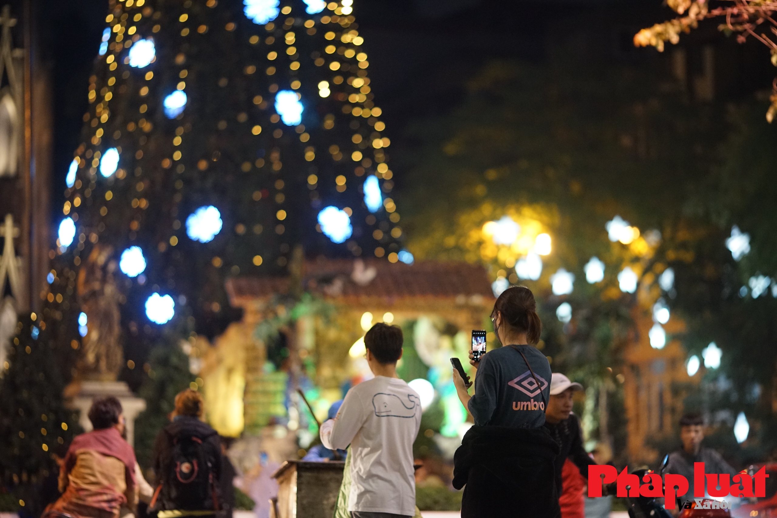 Giới trẻ nô nức chụp ảnh check-in cùng cây thông Noel khổng lồ trước Nhà Thờ Lớn