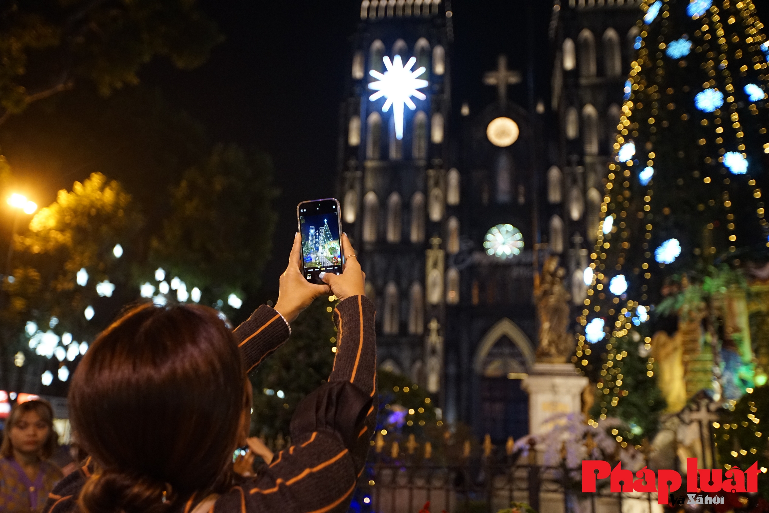 Giới trẻ nô nức chụp ảnh check-in cùng cây thông Noel khổng lồ trước Nhà Thờ Lớn