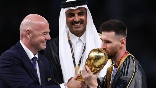 Ý nghĩa chiếc áo choàng đen Messi mặc khi lên đỉnh thế giới