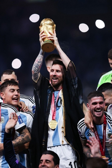 Ý nghĩa chiếc áo choàng đen Messi mặc khi lên đỉnh thế giới