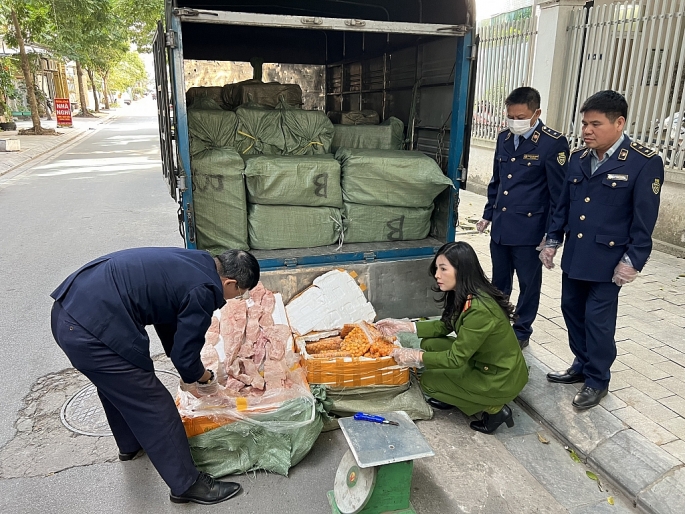 Đoàn kiểm tra phát hiện trên thùng xe có chứa 1 tấn nầm lợn và 0,8 tấn tràng trứng gà. Tại thời điểm kiểm tra lái xe không xuất trình được hoá đơn chứng từ chứng minh nguồn gốc, xuất xứ của số thực phẩm trên