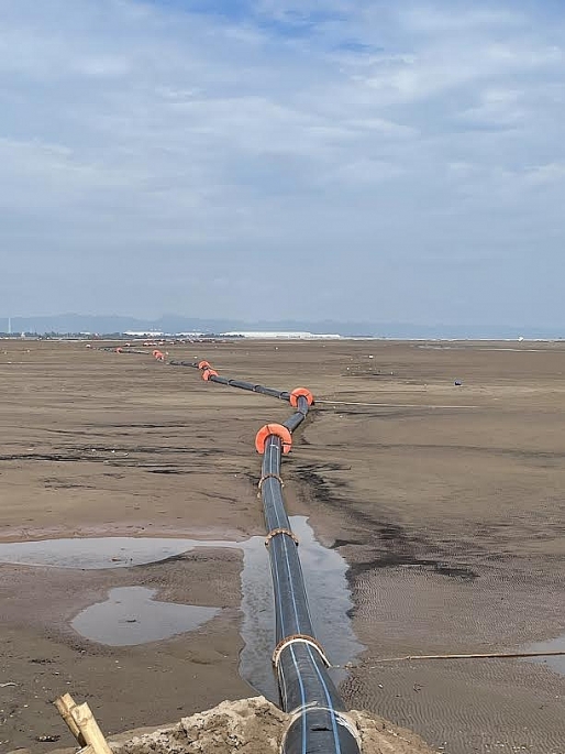 Hệ thống đường ống được sử dụng giải tỏa nguy cơ ô nhiễm trong nạo vét luồng biển Hải Phòng 2022.