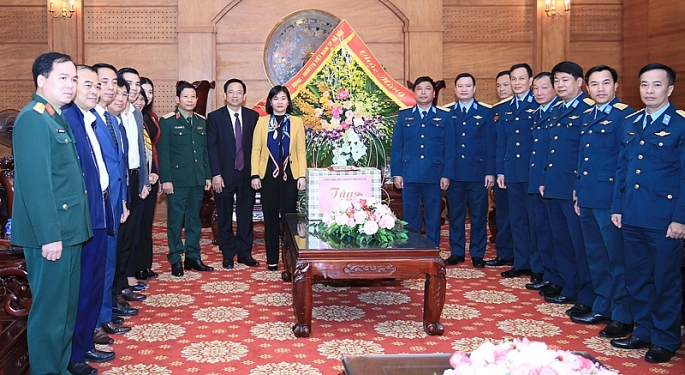 Ủy viên Trung ương Đảng, Phó Bí thư Thường trực Thành ủy Hà Nội Nguyễn Thị Tuyến cùng các đồng chí lãnh đạo TP chúc mừng Sư đoàn Phòng không 361