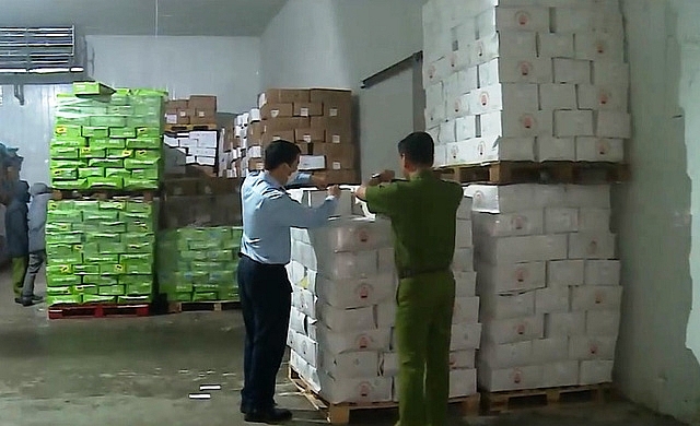 Gần 100 tấn thực phẩm đông lạnh không rõ nguồn gốc bị phát hiện của Cty TNHH An Việt tại kho hàng địa chỉ lô 45-2 KCN Quang Minh, huyện Mê Linh
