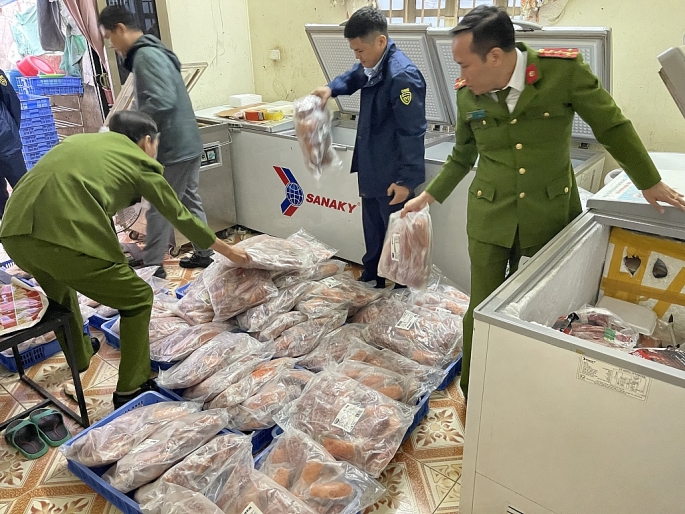 Đoàn kiểm tra phát hiện cơ sở tại địa chỉ số 483 đường An Dương Vương, phường Đông Ngạc, quận Bắc Từ Liêm, Hà Nội đang kinh doanh 1 tấn ức vịt đông lạnh và 180kg cánh gà đông lạnh không có hóa đơn chứng từ.