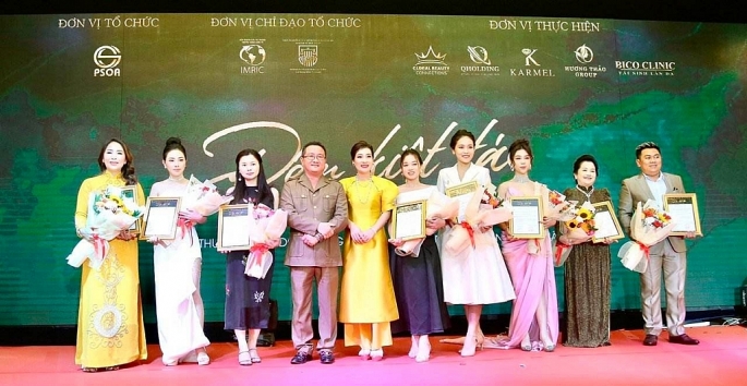 ThS. Hồ Minh Sơn và bà Nguyễn Thị Nga ghi nhận các Hội viên có thành tích xuất sắc trong năm qua
