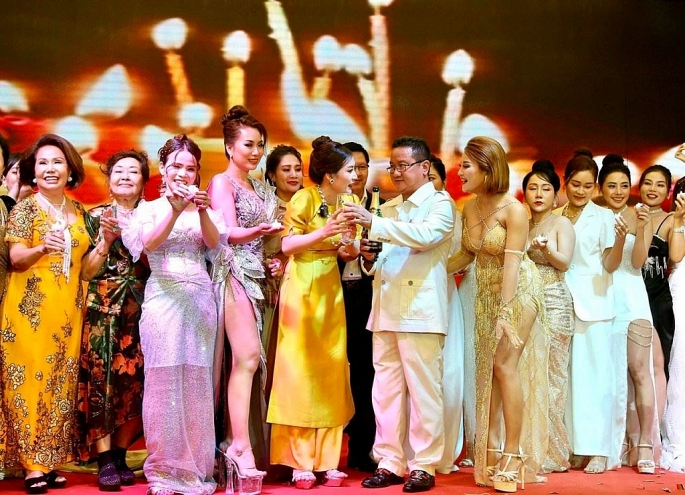 ThS. Hồ Minh Sơn cùng các thành viên chủ chốt Hội chủ spa chuyên nghiệp thực hiện nghi thức khui sâm banh kỷ niệm 1 năm hình thành và phát triển của hội PSOA