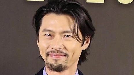 "Bố bỉm" Hyun Bin lộ diện kém sắc bất ngờ