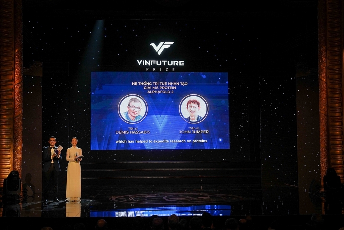 Giải Đặc biệt VinFuture 2022 dành cho Nhà khoa học nghiên cứu các lĩnh vực mới đã được trao cho Tiến sĩ Demis Hassabis (Vương Quốc Anh) và Tiến sĩ John Jumper (Hoa Kỳ) với công trình tiên phong về hệ thống trí tuệ nhân tạo giải mã protein AlphaFold 2
