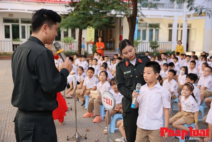 Trung úy Lê Văn Ba, Bí thư Đoàn Thanh niên Trung đoàn CSCĐ chia sẻ các thông tin giúp các em học sinh được trang bị kiến thức pháp luật