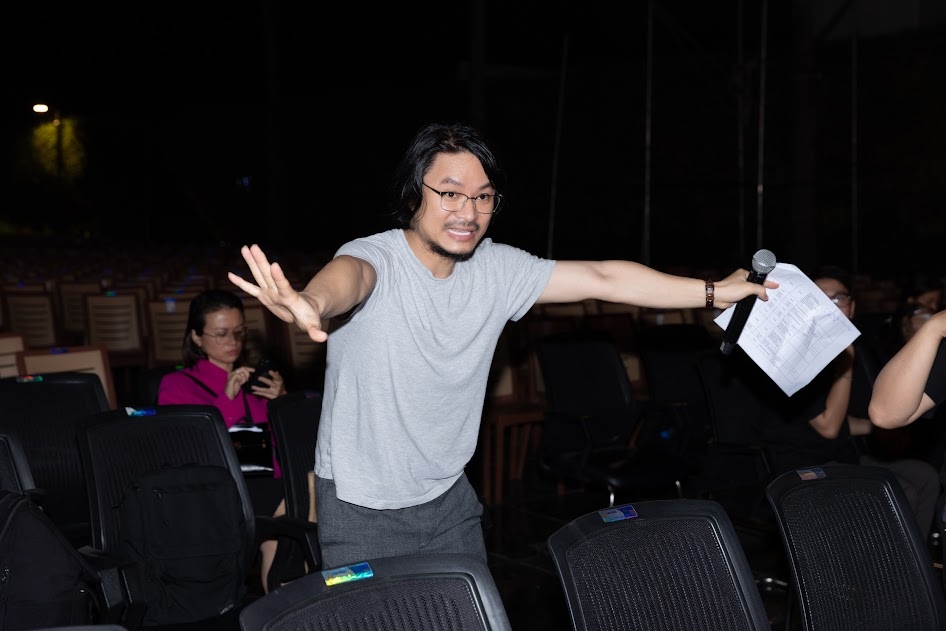 Đạo diễn Hoàng Nhật Nam khéo léo dàn dựng sân khấu: Tối giản để tôn nhan sắc thí sinh