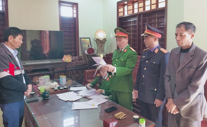 Lực lượng chức năng tiến hành đọc lệnh khởi tố vụ án,  khởi tố bị can đối với Nguyễn Xuân Phượng 