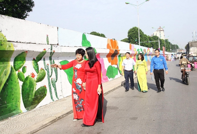 Tuyến đường Hồng Hà thuộc phường Phúc Xá đã được Đảng uỷ, UBND, Hội LHPN, Đoàn Thanh niên kêu gọi xã  hội hoá để vẽ tranh bích hoạ
