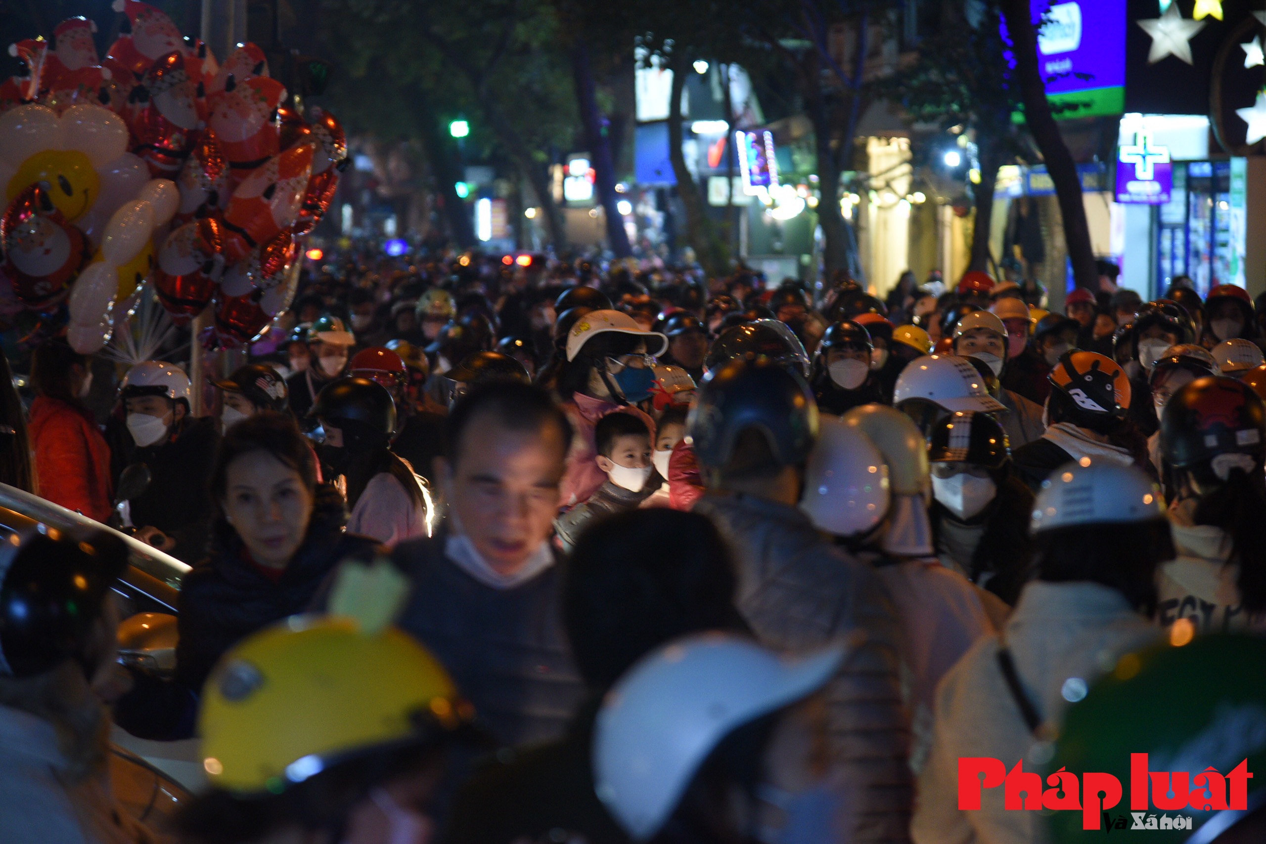 Hà Nội: Đường phố kẹt cứng, ông già Noel len lách giữa dòng xe cộ đêm Giáng sinh