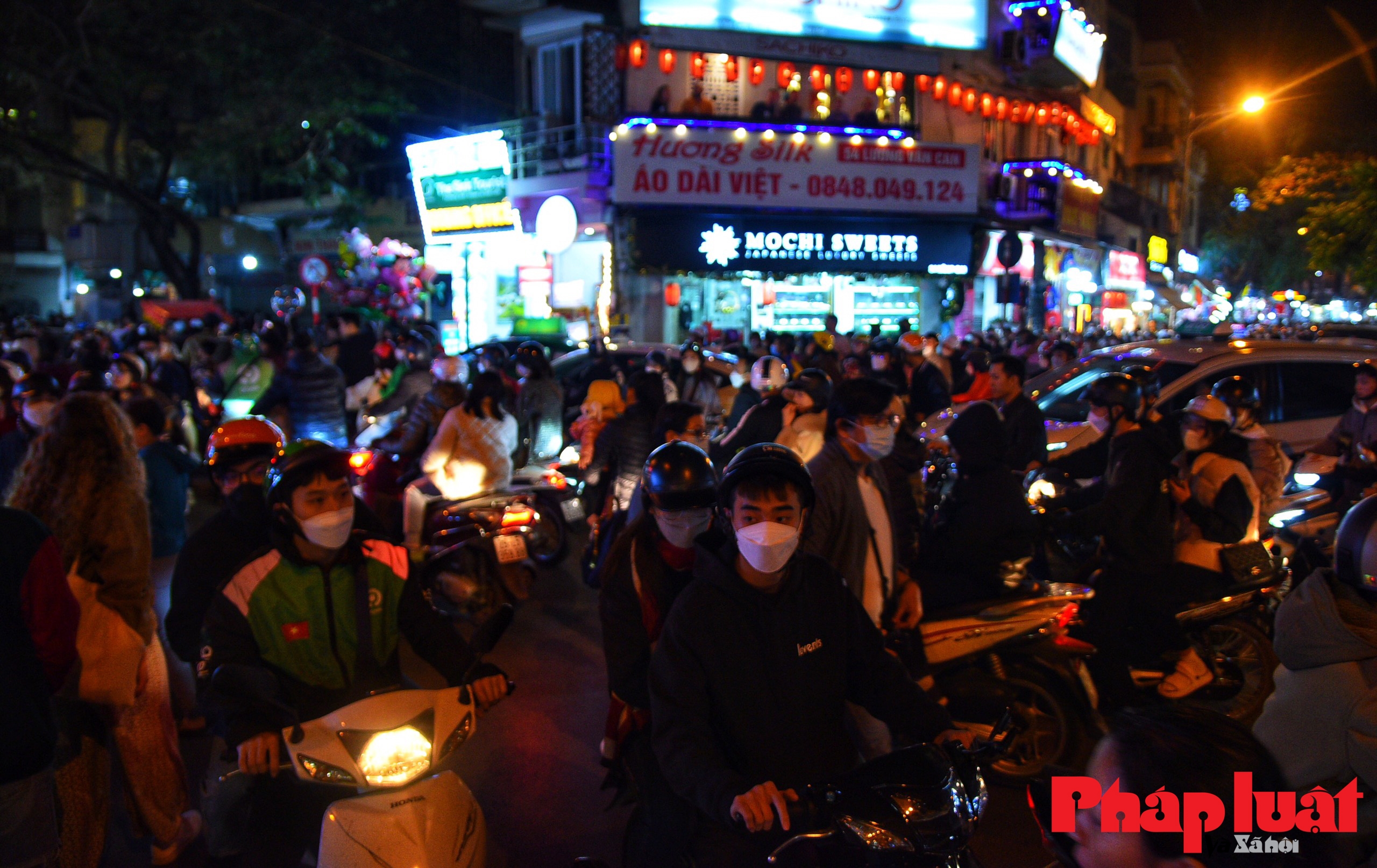 Hà Nội: Đường phố kẹt cứng, ông già Noel len lách giữa dòng xe cộ đêm Giáng sinh