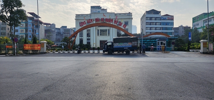 Bãi đỗ xe của Cty CP Đầu tư hạ tầng đô thị Minh An vẫn hoạt động sau quyết định đình chỉ của UBND quận Nam Từ Liêm				 Ảnh: K.H