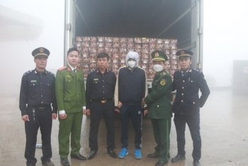 Hà Tĩnh: Chế hộc dưới thùng xe tải cất giấu hơn 1 tạ pháo nổ