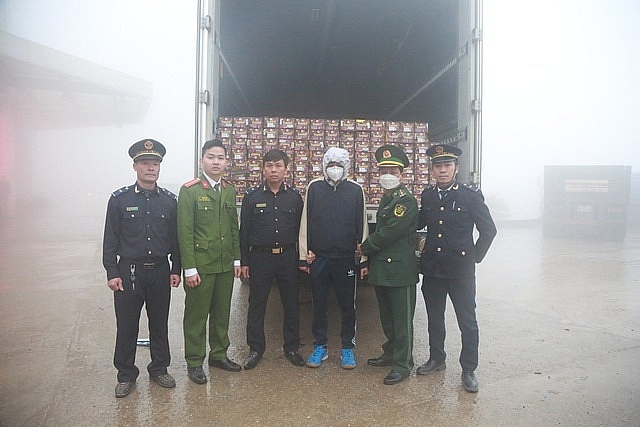 Hà Tĩnh: Chế hộc dưới thùng xe tải cất giấu hơn 1 tạ pháo nổ