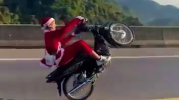 Nam thanh niên mặc quần áo “ông già Noel” trả giá đắt vì đi xe máy bốc đầu