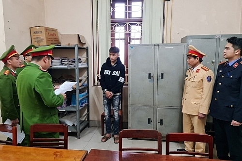 Cơ quan CSĐT Công an huyện Phú Lương đọc lệnh bắt bị can Tùng.