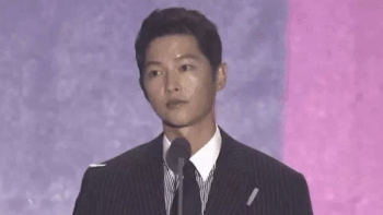 Hóa ra Song Joong Ki đã công khai cảm ơn bạn gái tại lễ trao giải phim mà ít người để ý