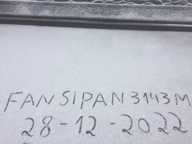 Đến khoảng 9 giờ, một nhân viên của một khu du lịch tại Fansipan cho biết tuyết đã ngừng rơi. Ảnh: TTXVN