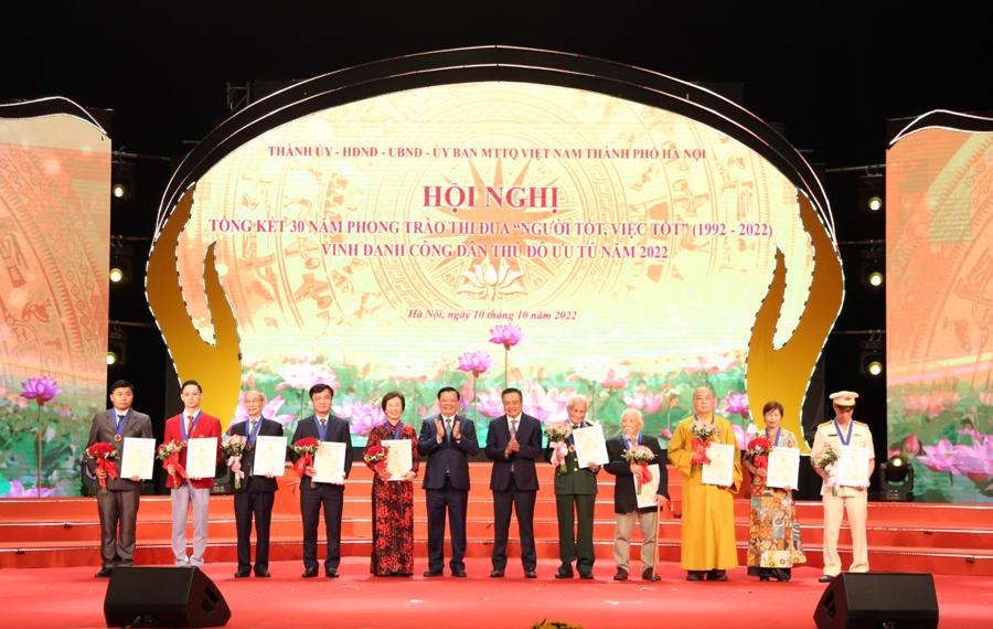 Lãnh đạo TP Hà Nội trao danh hiệu Công dân Thủ đô ưu tú năm 2022 cho 10 cá nhân tiêu biểu.