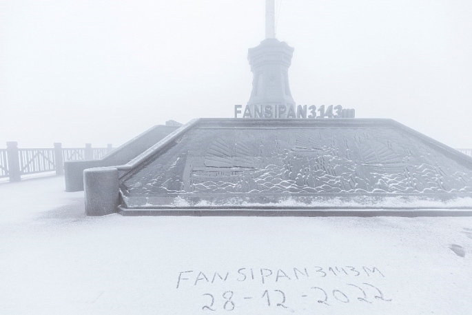Đẹp như trời  Âu khung cảnh tuyết rơi tại đỉnh Fansipan sáng 28/12