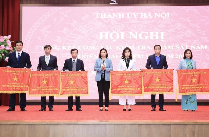 Phó Bí thư Thường trực Thành ủy Nguyễn Thị Tuyến tặng Cờ thi đua của UBND TP cho các tập thể, cá nhân đạt thành tích