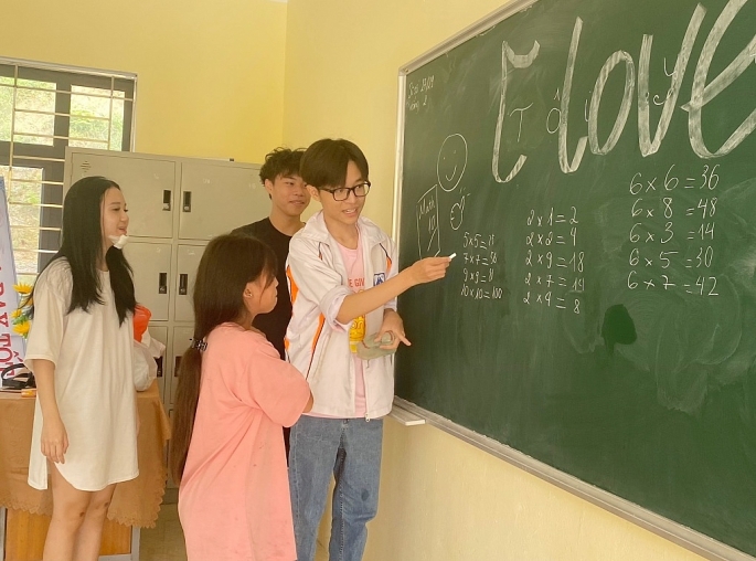 Em Nguyễn Tài Minh (cầm phấn) trong buổi dạy học sinh trường Phổ thông dân tộc bán trú Làng Nhì (Yên Bái)