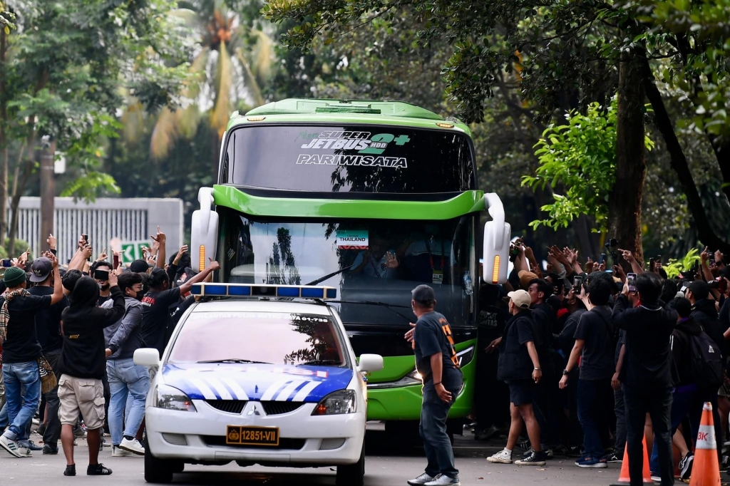 CĐV Indonesia tấn công xe buýt chở đội tuyển Thái Lan